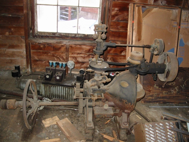 An old tired out Woodward mechanical type __D__ governor ready for a museum_.jpg